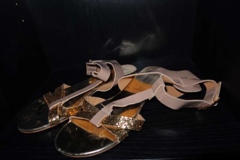 gylltir sandalar