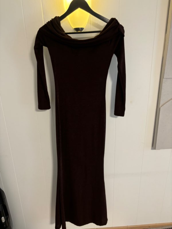 Brúnn off shoulder kjóll