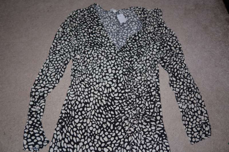 H&M black and white kjóll