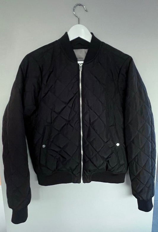 Svartur bomber jakki