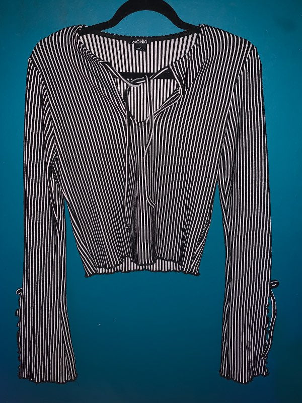 svartur og hvítur pinstripe langermabolur