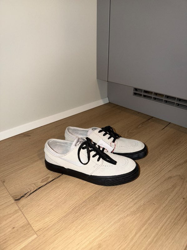 Nike Janoski gráir með svörtum botn