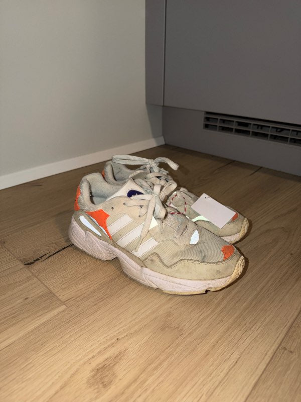 Adidas skór með appelsínugulu