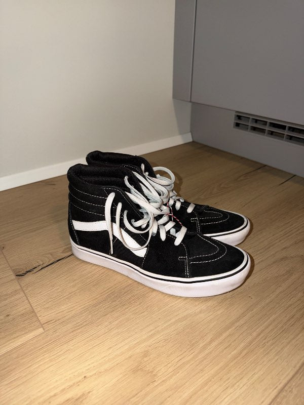 Vans háir svartir