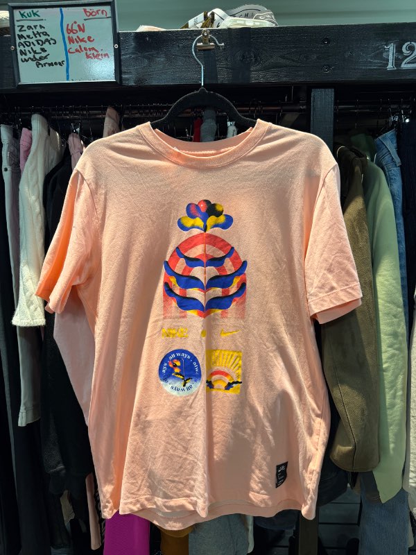 The Nike Tee bleikur