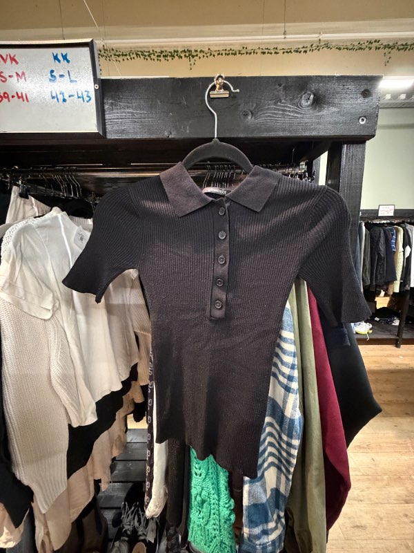 Svartur hnepptur bolur Gina Tricot