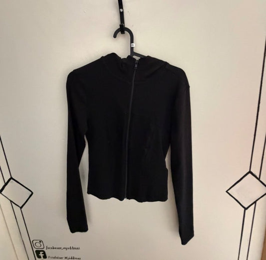 Yoga peysa svört gina tricot
