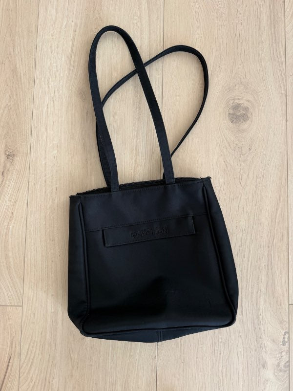 Kenneth Cole svört taska