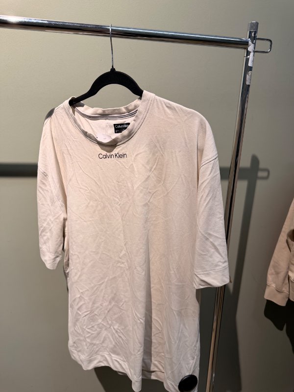 Calvin Klein stuttermabolur drappaður