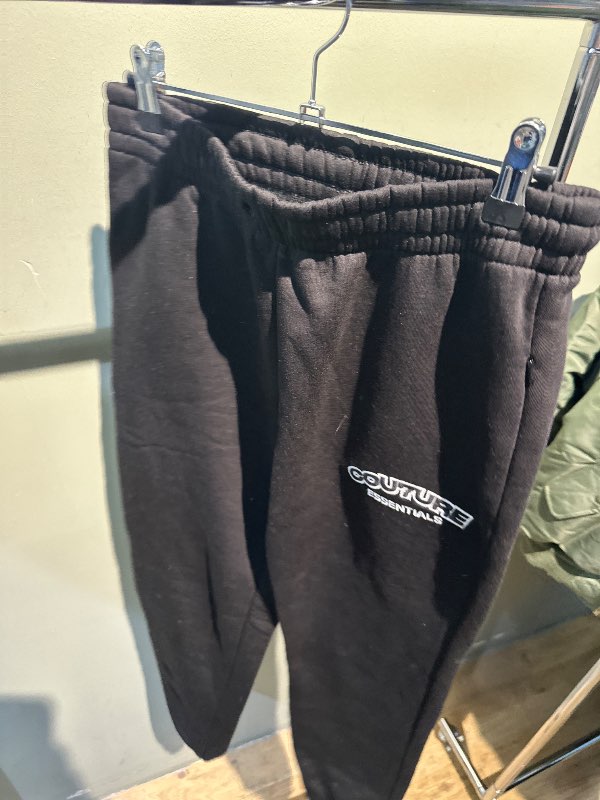 Essentials svartar buxur