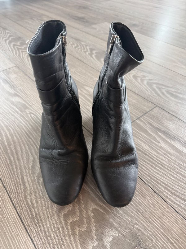 Boots með hringlóttri ta