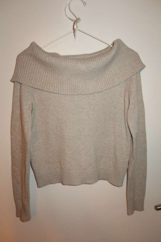 Off the shoulder grá peysa