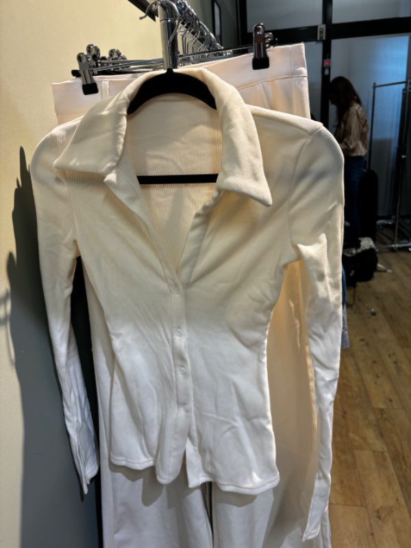 Hvít skyrta (þykku efni)