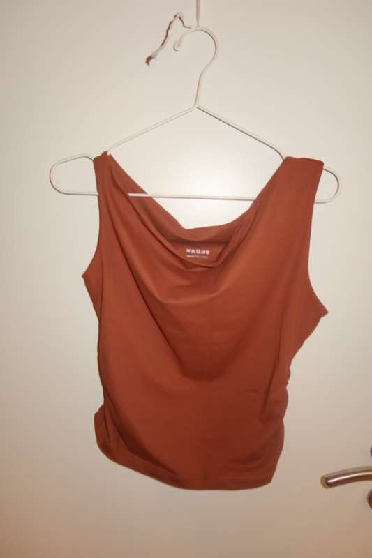 Off the shoulder brúnn toppur