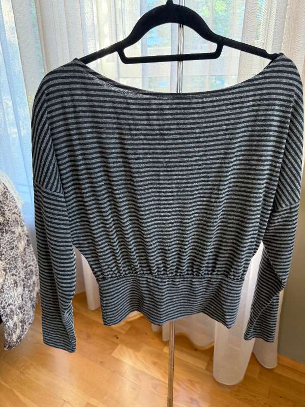 bolur off shoulder röndóttur grár