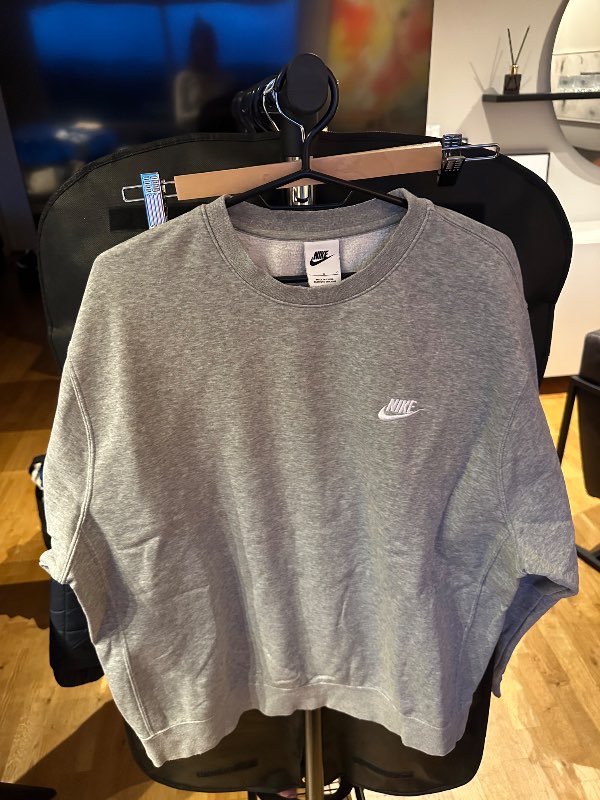 Grá nike peysa