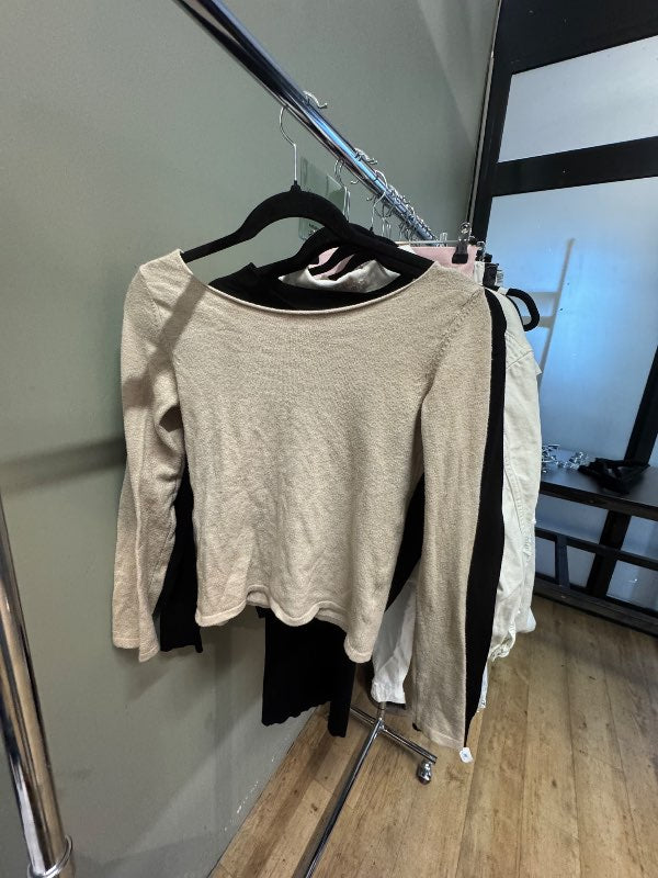 Off shoulder peysa