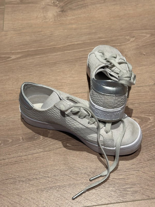Adidas fylltir strigaskór