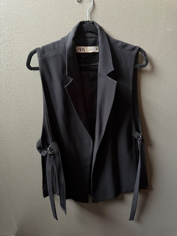 Svart zöru vesti