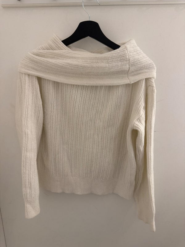 Offshoulder hvít peysa
