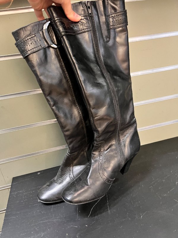 Buckle boots