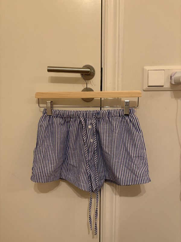 Bláar og hvítar stuttbuxur