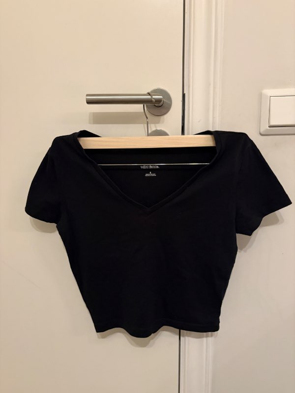 Svartur v neck bolur