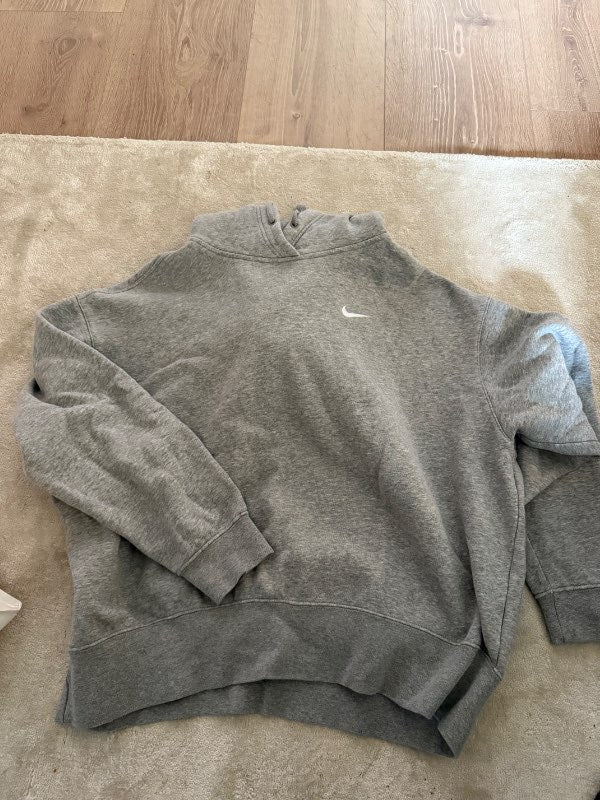 Nike grá hettupeysa