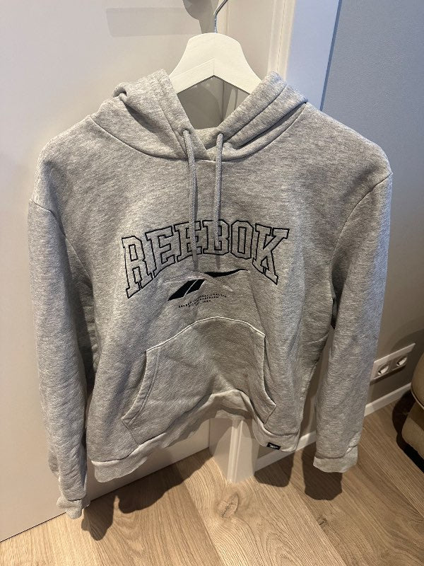 Rebook hettupeysa