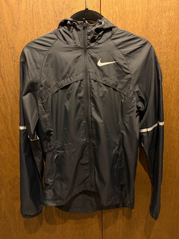 Nike jakki svartur með endursnínsmerki