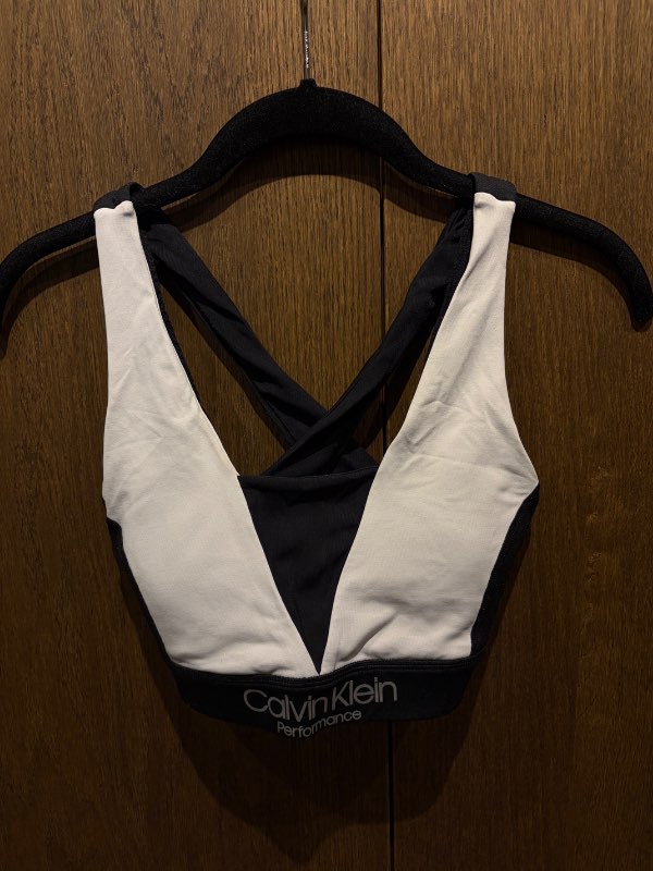 Íþróttatoppur Calvin klein hvítur og svartur
