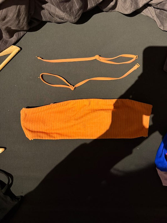 Bikini toppur appelsínugullt