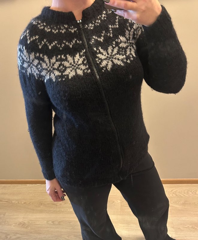 Rennd prjónuð peysa