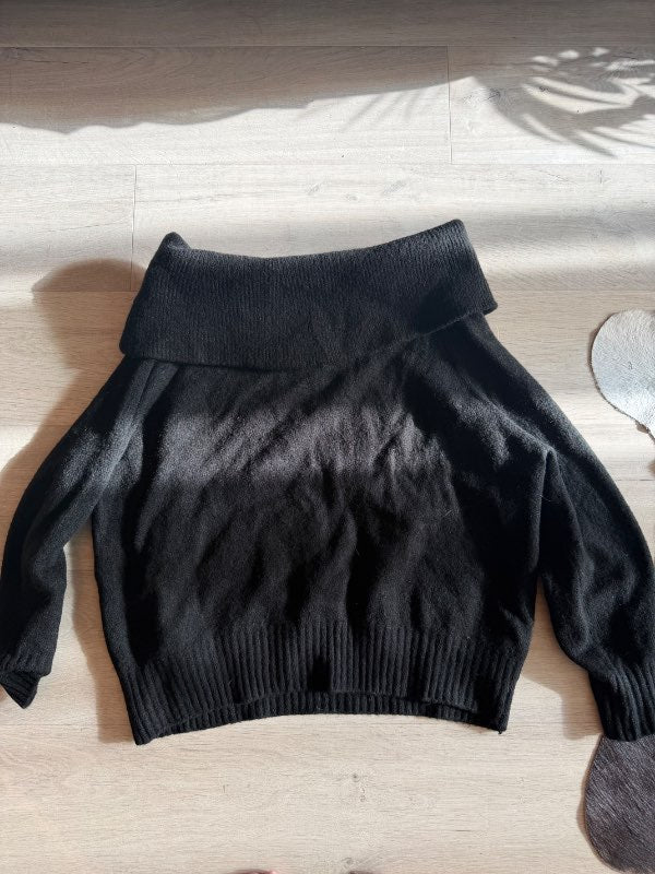 Hm svort off shoulder peysa
