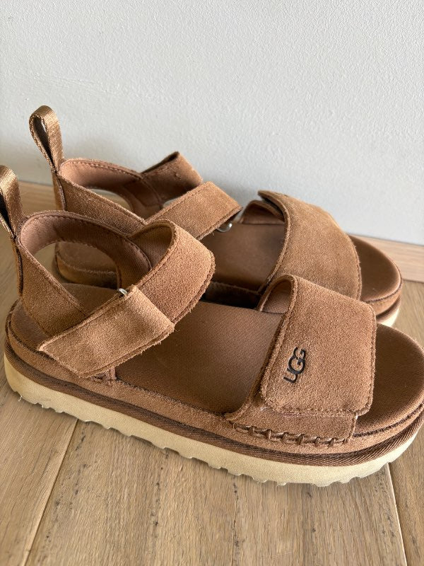 UGG sandalar