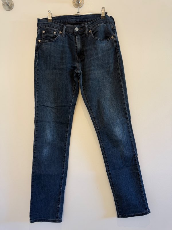 Levis 611 gallabuxur dökkbláar