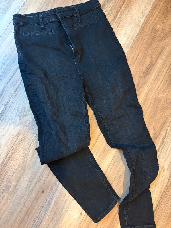 Jeans (black).