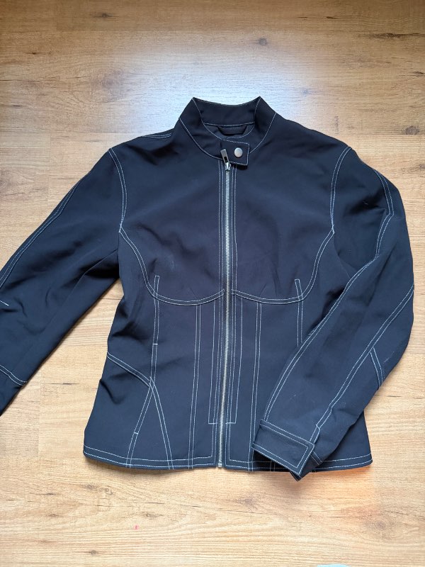 Pull&bear svartur jakki m hvitum linum