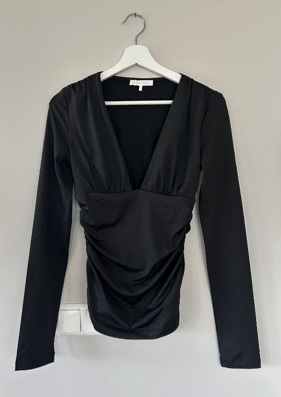 NAKD langerma svartur V-cut bolur