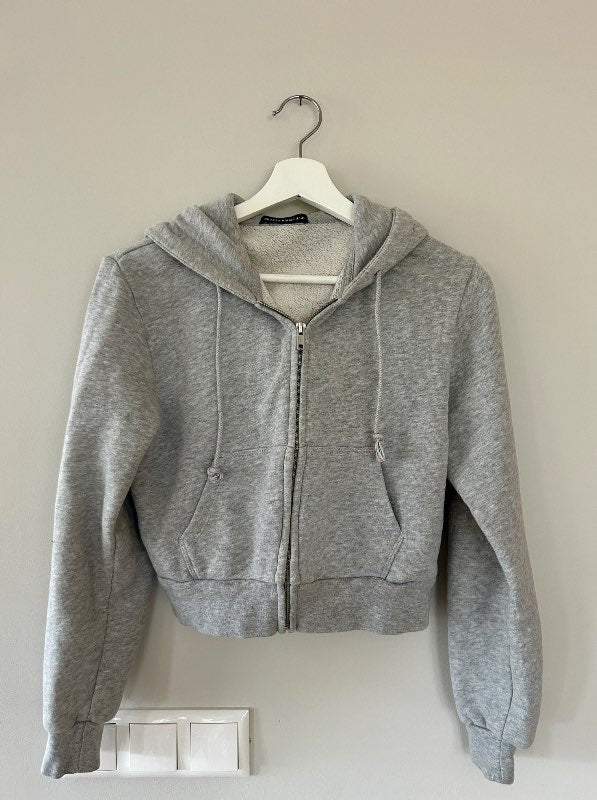 Brandy Melville cropped rennd grá hettupeysa