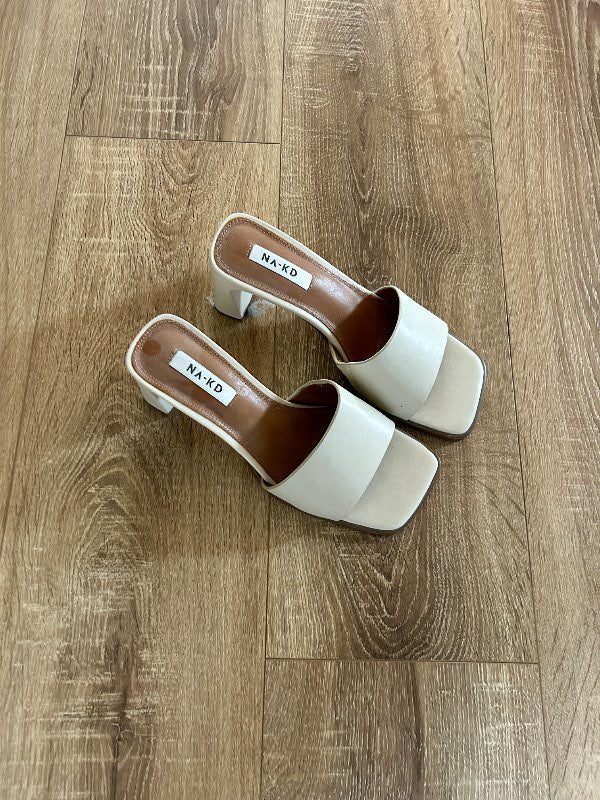Beige hælar