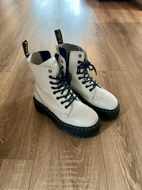 Hvítir Dr Martens