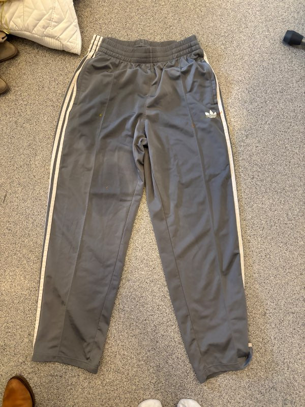 Gráar adidas buxur