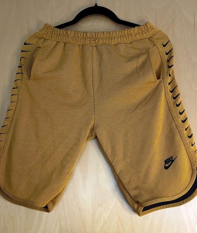Nike Stuttbuxur ( Sinnep)