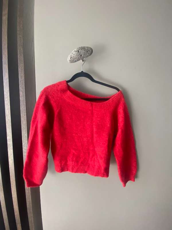 Envii Rauð peysa off shoulder