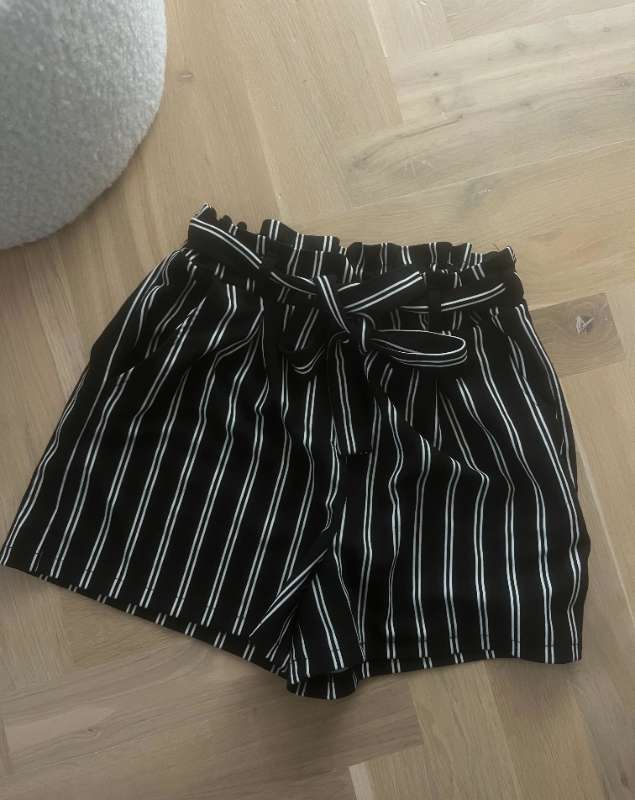 Svartar og hvítar röndóttar stuttbuxur