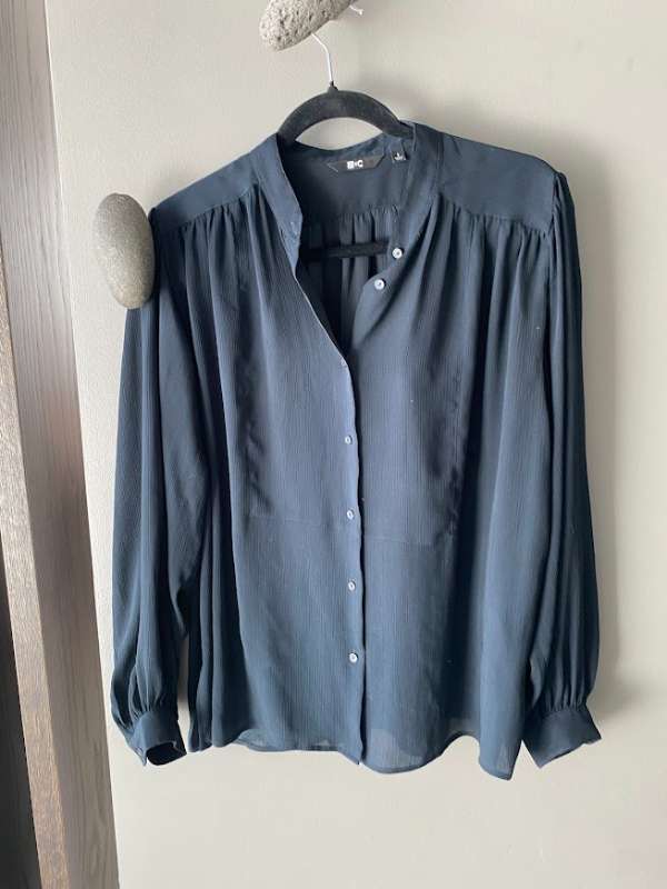 Uniqlo - Dökkblá blússa (oversized)