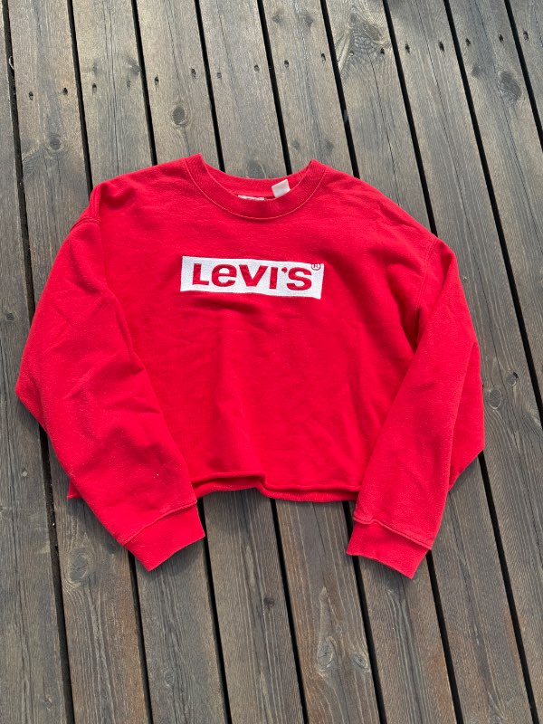 Levis rauð peysa