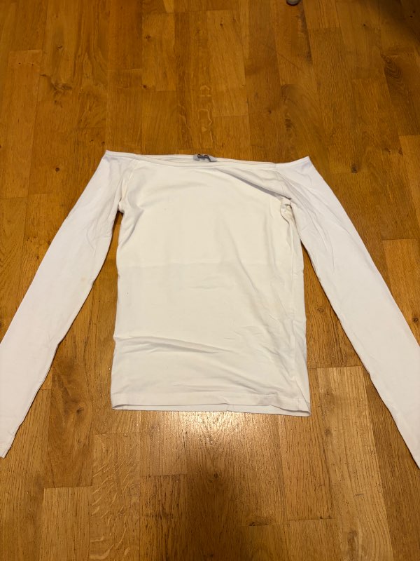 Hvítur off shoulder bolur