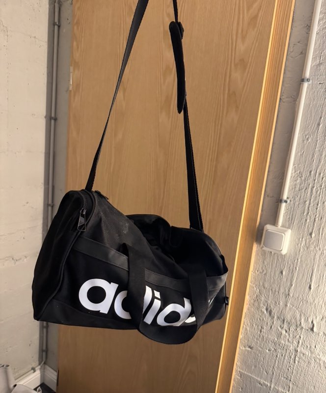 Adidas small íþrtaska